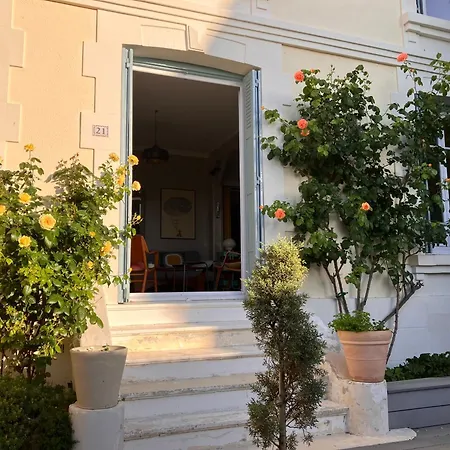 Charme Et Jardin , à 200 Mètres Villa *