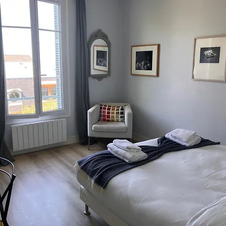 Charme Et Jardin , à 200 Mètres Villa *