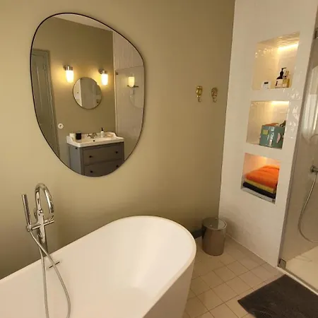 Charme Et Jardin , A 200 Metres *