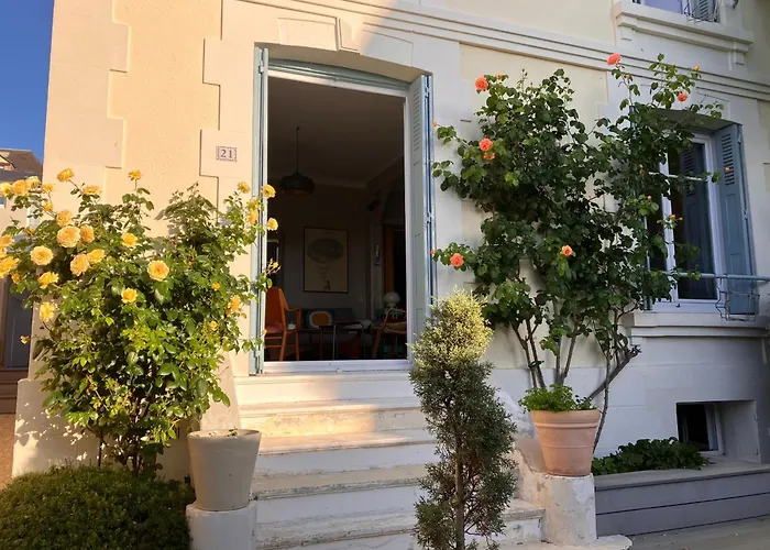 Charme Et Jardin , A 200 Metres Villa *